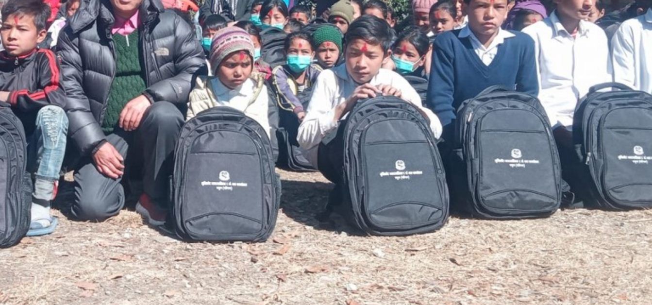 दोलखाका विद्यालयलाई एक्काइस सय झोला सहयोग